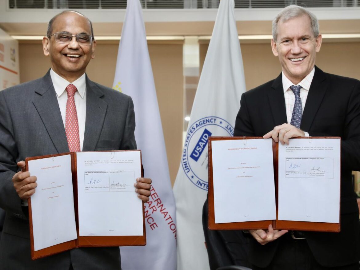 Dr. Ajay Mathur (ISA) and Dr. Steven Olive (USAID) at the signing event. PHOTO: USAID/India
