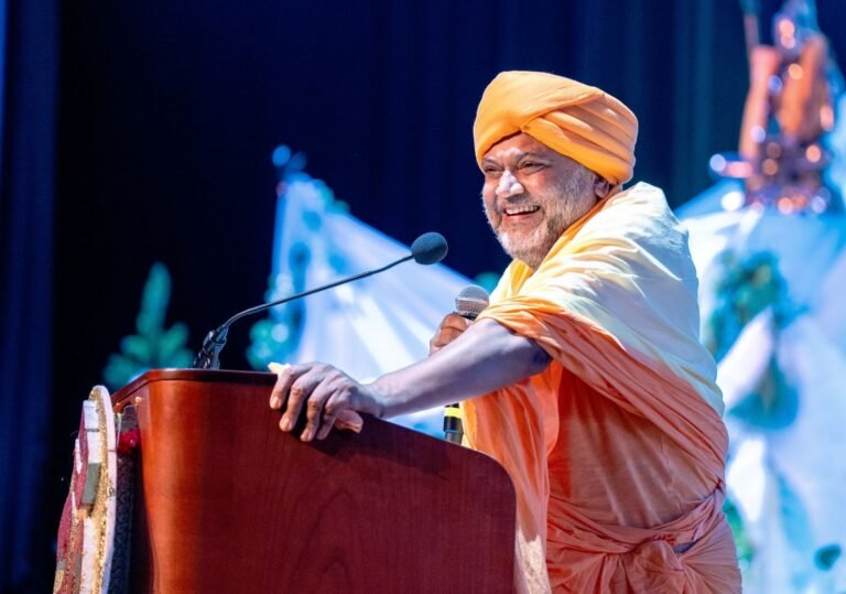 Sri Siddheshwar Brahmrishi Guruvar addressing the devotees. ALL PHOTOS: Chandra Bhansali/World Spiritual Forum.